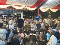 Video Momen Prabowo Rayakan Tahun Baru di Posko Pengungsian Tapsel