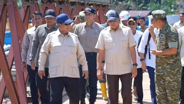 Prabowo Didampingi AHY Tinjau Jembatan Bailey di Sungai Garoga Tapsel