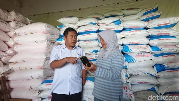 Manager PT Pupuk Indonesia Jatim II, Aris Setyo Wiyono meninjau PPTS Rejotani di Desa Bolorejo, Kecamatan Kauman, Tulungagung