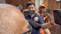 Kepada detikHOT, Prio, manajer Raffi Ahmad, mengatakan bantuan yang dikasih berupa uang tunai. Tapi, Prio gak menjelaskan jumlahnya. Uang tunai dari Aa dan Mbak Gigi, tutur Prio lewat pesan singkat kepada detikHOT, Kamis (1/1/2026). Foto: dok instagram Raffi Ahmad dan Nagita Slavina