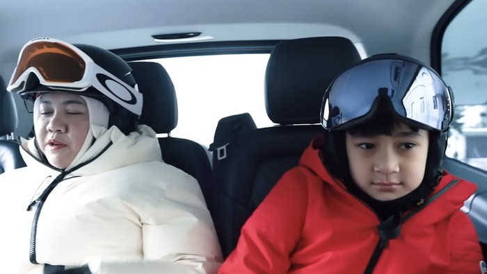 Pertama Kali Main Ski di Swiss, Pengasuh Rafathar: Baymax, Mau Terbang!
