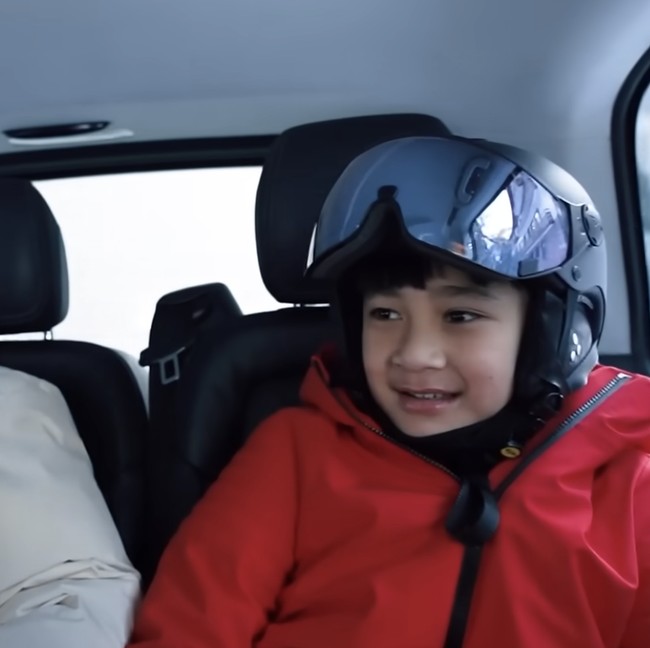 Pertama Kali Main Ski di Swiss, Pengasuh Rafathar: Baymax, Mau Terbang!