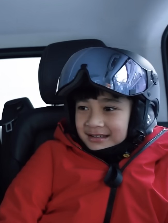 Pertama Kali Main Ski di Swiss, Pengasuh Rafathar: Baymax, Mau Terbang!