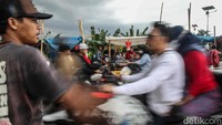 Para pembeli datang silih berganti, mulai dari ibu rumah tangga hingga kepala keluarga.