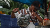 Sejumlah warga mengaku memilih berbelanja di kawasan BKT karena harga yang relatif lebih murah dengan kualitas seafood yang masih segar dibandingkan pasar modern.