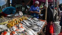 Di salah satu lapak, pedagang menawarkan ikan segar dengan harga sekitar Rp65.000 per kilogram. Sementara itu, kerang hijau dijual dengan harga yang relatif terjangkau, yakni Rp18.000 per kilogram.