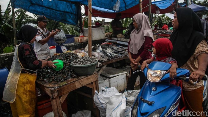 Menjelang perayaan malam Tahun Baru 2026, warga memadati lapak-lapak penjual seafood di kawasan Banjir Kanal Timur (BKT), Rorotan, Jakarta Utara, Rabu (31/12/2025).