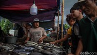 Warga memilih langsung seafood yang dinilai masih segar untuk diolah menjadi menu bakar-bakaran maupun masakan rumahan saat malam pergantian tahun.