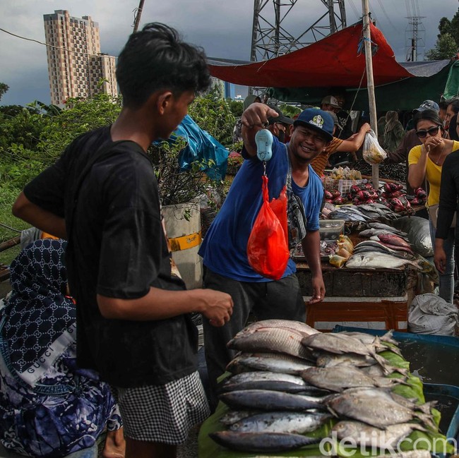 Rayakan Malam Tahun Baru, Warga Borong Seafood Segar