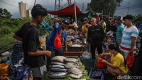 Tradisi bakar-bakaran bersama keluarga pun masih menjadi pilihan utama masyarakat dalam menyambut pergantian tahun, sebagai momen berkumpul dan merayakan Tahun Baru secara sederhana namun hangat.