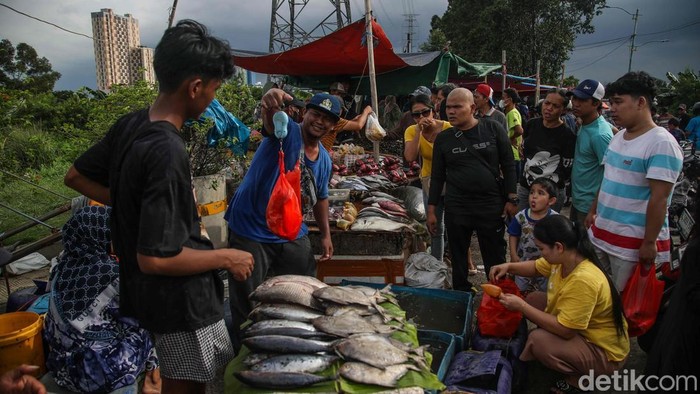 Menjelang perayaan malam Tahun Baru 2026, warga memadati lapak-lapak penjual seafood di kawasan Banjir Kanal Timur (BKT), Rorotan, Jakarta Utara, Rabu (31/12/2025).