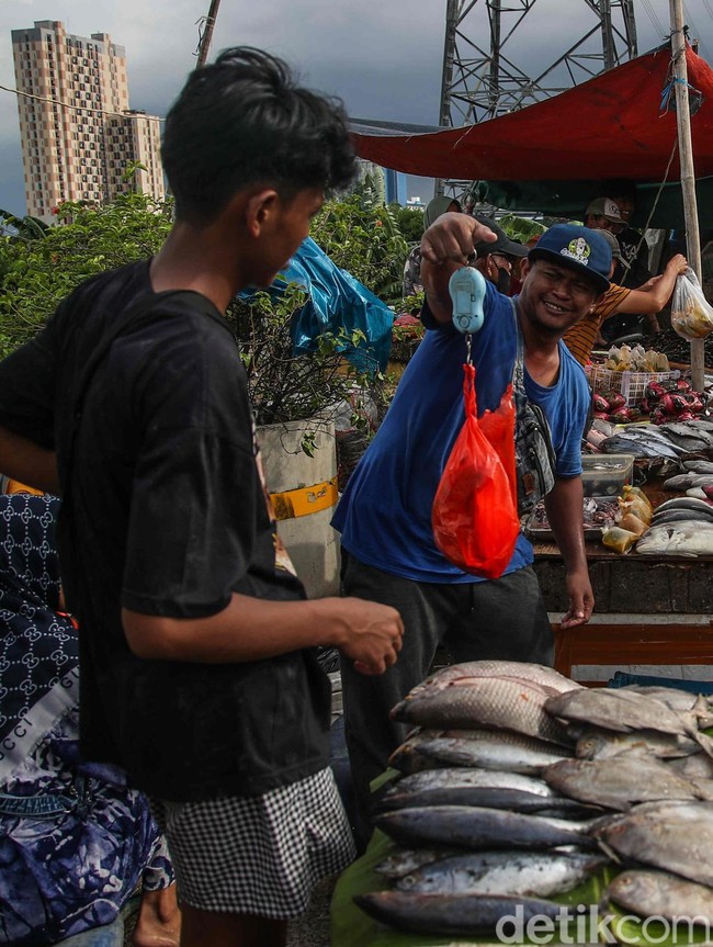 Rayakan Malam Tahun Baru, Warga Borong Seafood Segar