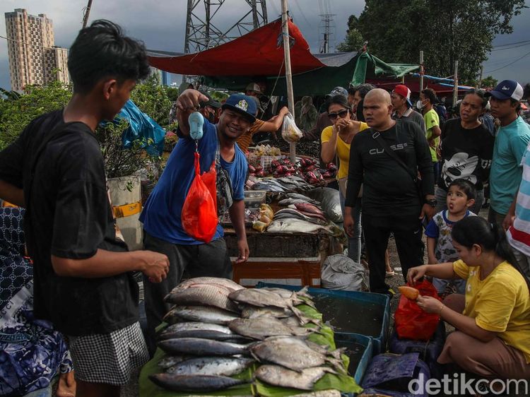 Rayakan Malam Tahun Baru, Warga Borong Seafood Segar