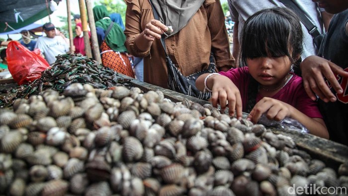 Menjelang perayaan malam Tahun Baru 2026, warga memadati lapak-lapak penjual seafood di kawasan Banjir Kanal Timur (BKT), Rorotan, Jakarta Utara, Rabu (31/12/2025).