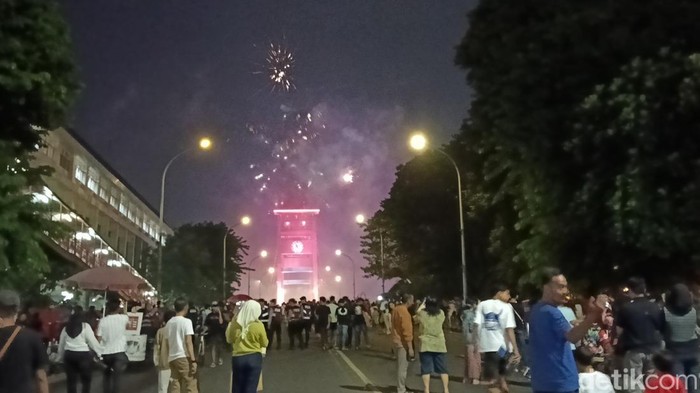 Warga Palembang Padati Jembatan Ampera untuk Sekedar Lihat Kembang Api