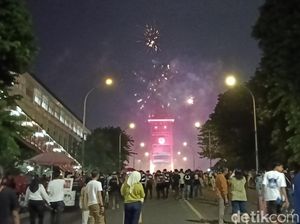 Warga Palembang Padati Jembatan Ampera untuk Sekedar Lihat Kembang Api