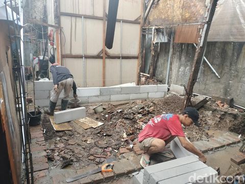 Rumah Diding Boneng yang ambruk sudah mulai dibangun ulang Rumah Diding Boneng yang ambruk sudah mulai dibangun ulang