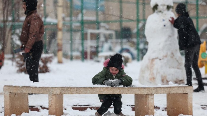 Salju menyelimuti kota Azaz, di pedesaan utara Aleppo, Suriah, pada Selasa (31/12/2025). Lapisan salju putih tampak menutupi jalan-jalan utama, bangunan, serta area permukiman, menciptakan pemandangan musim dingin yang jarang terjadi di wilayah tersebut. REUTERS/Mahmoud Hassano