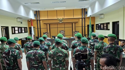 Sebanyak 17 prajurit TNI terdakwa penganiayaan Prada Lucky hingga tewas menjalani sidang putusan di Pengadilan Militer III-15 Kupang, NTT, Rabu (31/12/2025). (Foto: Yufengki Bria/detikBali)