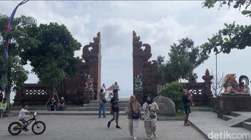 Sejumlah wisatawan mengunjungi Pantai Sanur, Denpasar, Bali, Rabu (31/12/2025). (Foto: Rizki Setyo/detikBali)