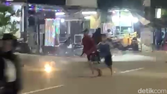 Bocah Main Petasan Tahun Baru di Jalan Makassar Bahayakan Pengendara