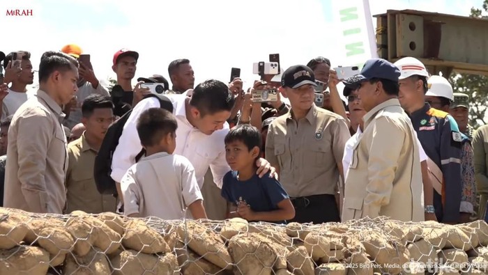 Alasan Seskab Selalu Bawa Rubik dan Dibagikan ke Anak-anak Korban Bencana