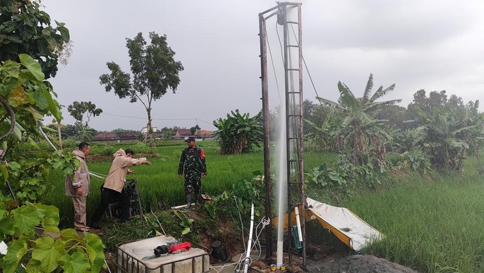 Semburan air dari sumur bor di sawah warga Masaran, Sragen, Selasa (30/12/2025).