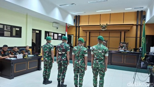 Empat terdakwa penganiaya Prada Lucky dalam sidang di Pengadilan Militer III-15 Kupang, NTT, Rabu (31/12/2025). (Yufengki Bria/detikBali).