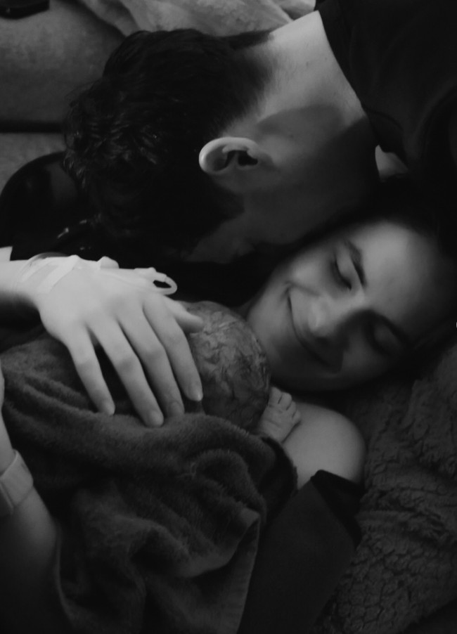 Pasangan artis Steffi Zamora dan Nino Fernandez tengah berbahagia menyambuut kelahiran anak pertama mereka yang berjenis kelamin perempuan. Melalui akun Instagram pribadi, keduanya membagikan momen haru proses persalinan. Foto: Instagram/@steffizamoraaa/@ninojkt