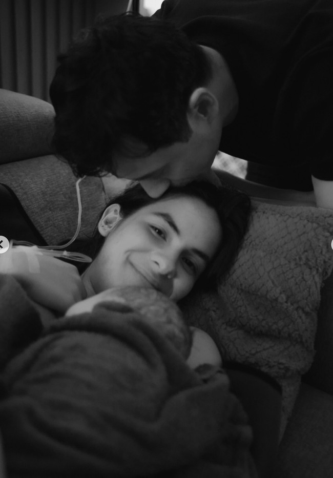 Selama persalinan, Nino tampak setia mendampingi sang istri. Dalam foto terlihat Nino mengecup mesra kening sang istri yang baru saja melahirkan. Foto: Instagram/@steffizamoraaa/@ninojkt