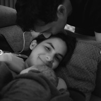 Selama persalinan, Nino tampak setia mendampingi sang istri. Dalam foto terlihat Nino mengecup mesra kening sang istri yang baru saja melahirkan. Foto: Instagram/@steffizamoraaa/@ninojkt