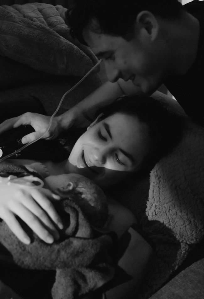 Sayangnya wajah sang putri masih dirahasiakan sehingga membuat tak sedikit yang ikut penasaran. Beragam ucapan selamat dari para rekan artis dan netizen pun memenuhi kolom komentar. Foto: Instagram/@steffizamoraaa/@ninojkt