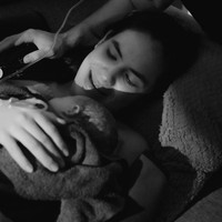 Sayangnya wajah sang putri masih dirahasiakan sehingga membuat tak sedikit yang ikut penasaran. Beragam ucapan selamat dari para rekan artis dan netizen pun memenuhi kolom komentar. Foto: Instagram/@steffizamoraaa/@ninojkt