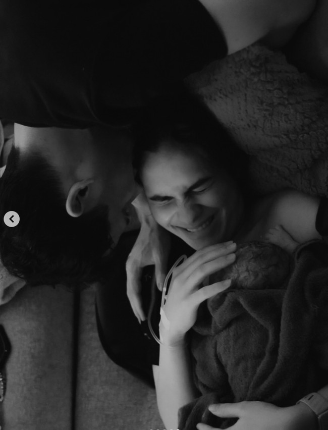 Meski masih dalam keadaan terbaring dan tangan di infus, kebahagiaan tampak jelas di wajah Steffi. Sama halnya dengan Nino yang tampak sudah tak sabar menjalani peran seorang ayah. Foto: Instagram/@steffizamoraaa/@ninojkt