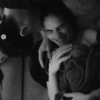 Meski masih dalam keadaan terbaring dan tangan di infus, kebahagiaan tampak jelas di wajah Steffi. Sama halnya dengan Nino yang tampak sudah tak sabar menjalani peran seorang ayah. Foto: Instagram/@steffizamoraaa/@ninojkt