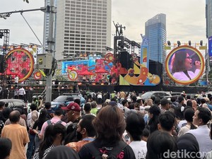 Warga Mulai Berdatangan, Begini Suasana Bundaran HI Jelang Tahun Baruan