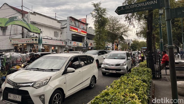 Suasana kepadatan lalu lintas di Kawasan Malioboro, Kota Jogja, Rabu (31/12/2025) pukul 17.15 WIB.