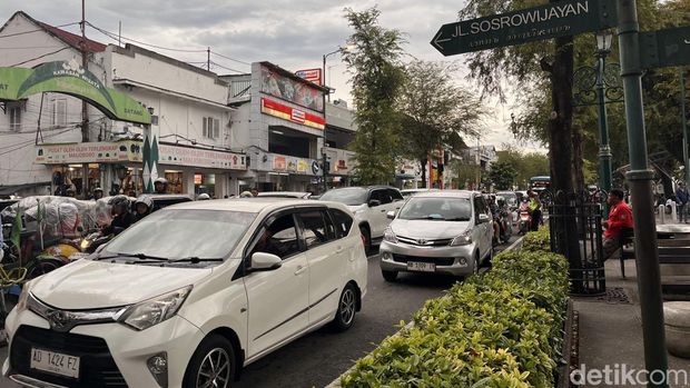 Suasana kepadatan lalu lintas di Kawasan Malioboro, Kota Jogja, Rabu (31/12/2025) pukul 17.15 WIB. Suasana kepadatan lalu lintas di Kawasan Malioboro, Kota Jogja, Rabu (31/12/2025) pukul 17.15 WIB.