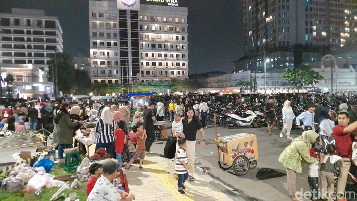 Tak Ada Pesta Kembang Api, Warga Medan Tetap Padati Lapangan Merdeka