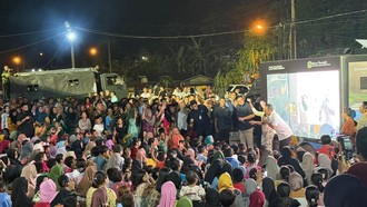 Suasana Malam Tahun Baru di Pengungsian Tapsel, Warga Manortor-Nonton Bareng