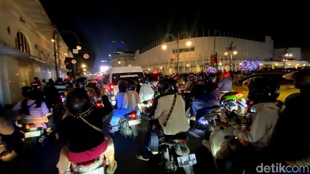 Suasana malam jelang pergantian tahun di Jalan Asia Afrika Bandung.