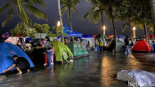 Suasana ramai pengunjung 'camping' di Pantai Ancol saat malam tahun baru 2026. (Devi Puspitasari/detikcom)