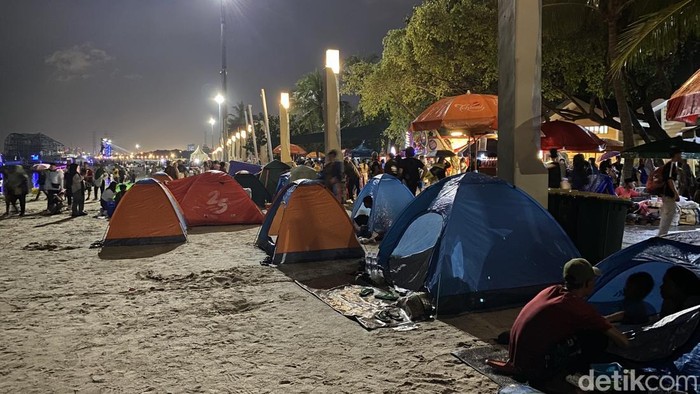 Malam Tahun Baru, Warga Ramai-ramai Camping di Pantai Ancol