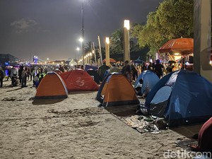 Malam Tahun Baru, Warga Ramai-ramai Camping di Pantai Ancol
