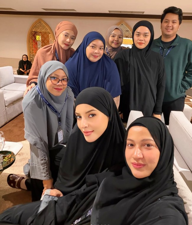 Selebgram Tasya Farasya memilih merayakan tahun baru 2026 di tanah suci. Dari unggahannya di Instagram diketahui bahwa saat ini dirinya tengah menjalani ibadah umrah bersama rekan-rekannya. Foto: Instagram/@tasyafarasya