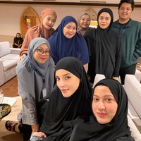 Selebgram Tasya Farasya memilih merayakan tahun baru 2026 di tanah suci. Dari unggahannya di Instagram diketahui bahwa saat ini dirinya tengah menjalani ibadah umrah bersama rekan-rekannya. Foto: Instagram/@tasyafarasya