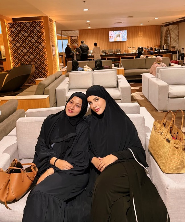 Tampil berbeda dari biasanya, Tasya terlihat santun kenakan hijab dan busana syari. Seperti dalam foto, ibu 2 orang anak itu terlihat mengenakan busana berwarna hitam polos dipadukan dengan tas mewah dari Hermes. Foto: Instagram/@tasyafarasya