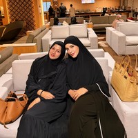 Tampil berbeda dari biasanya, Tasya terlihat santun kenakan hijab dan busana syari. Seperti dalam foto, ibu 2 orang anak itu terlihat mengenakan busana berwarna hitam polos dipadukan dengan tas mewah dari Hermes. Foto: Instagram/@tasyafarasya