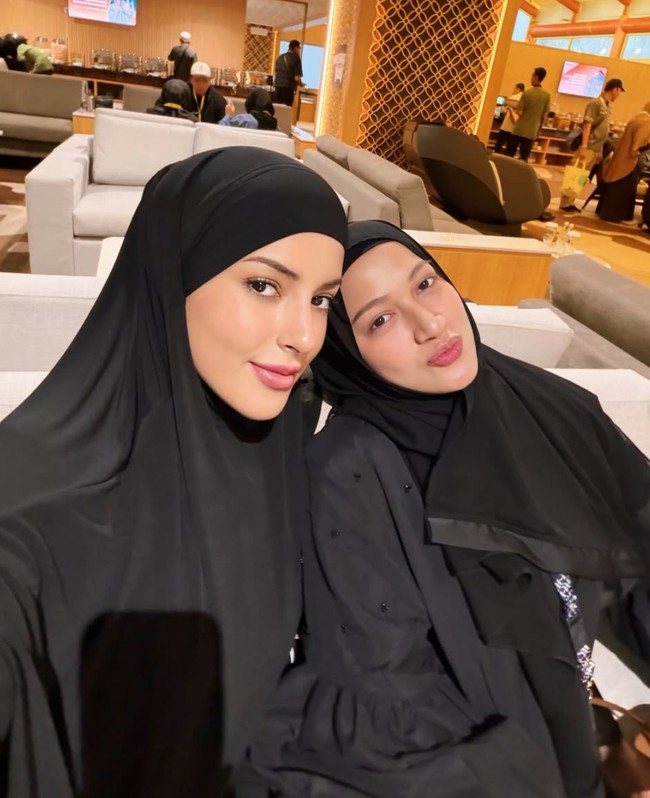 Kenakan hijab, penampilan Tasya bikin adem. Wajahnya terlihat semakin cantik dengan pulasan makeup natural minimalis. Foto: Instagram/@tasyafarasya