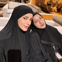 Kenakan hijab, penampilan Tasya bikin adem. Wajahnya terlihat semakin cantik dengan pulasan makeup natural minimalis. Foto: Instagram/@tasyafarasya